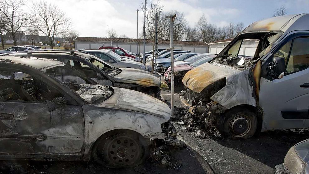 Sju bilar skadades i en bilbrand på Håsten i Varbergs kommun under natten till söndagen.