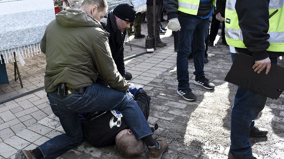 Mannen som attackerade Finlands utrikesminister  Timo Soini brottas ned av vakterna.