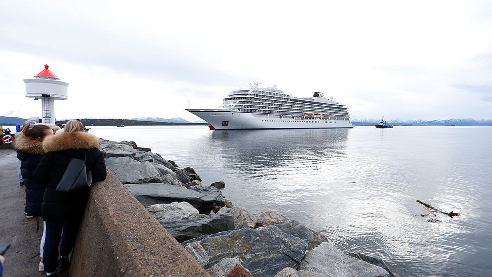Viking Sky angör hamnen i Molde.