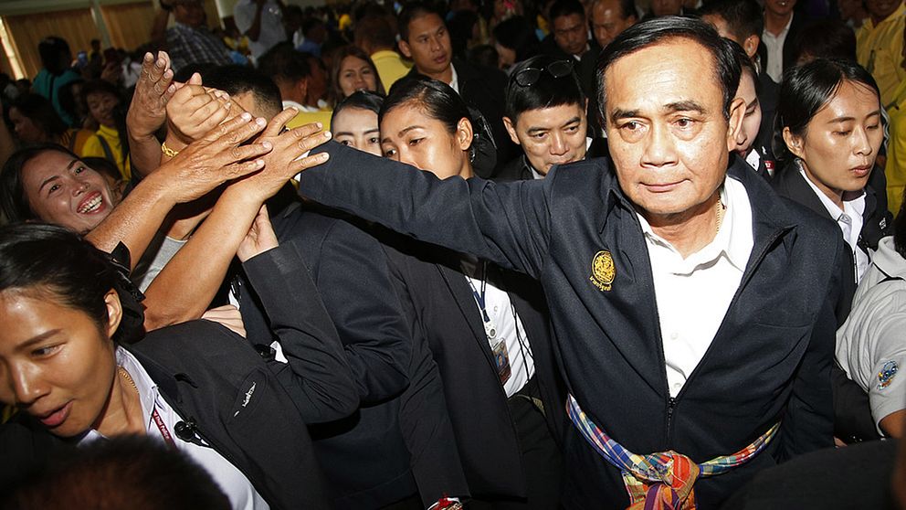 Den förre arméchefen och kuppledaren Prayuth Chan-Ocha vill sitta kvar som premiärminister efter parlamentsvalet i Thailand.