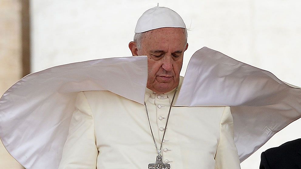 Påve Franciskus möts av en vindpust.