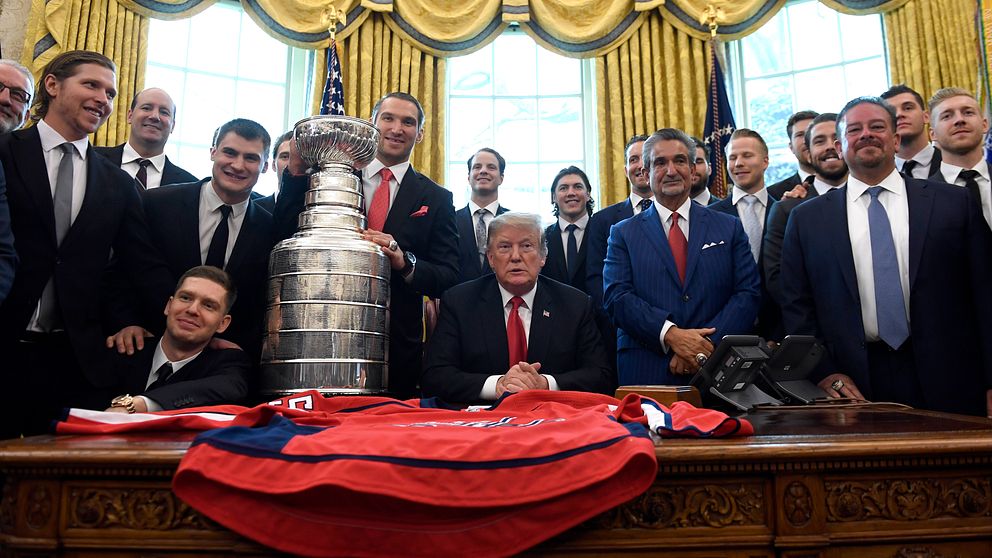 Niklas Bäckström, längst ut till vänster i bild, och hans lagkamrater i Washington gästade Donald Trump i Vita Huset med Stanley Cup-bucklan.