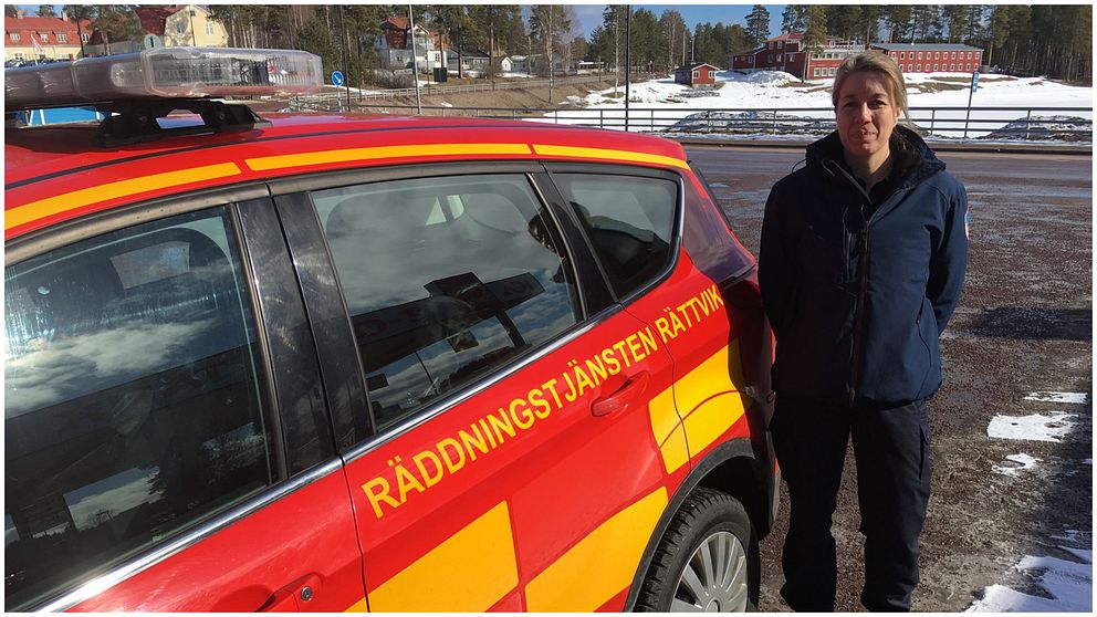 Ulrica Larsson, deltidsbrandman i Rättvik bredvid räddningstjänstens bil.
