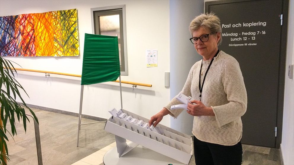 Kerstin Oremark, valansvarig i Hudiksvall, gör i ordning vallokalen för de som vill förtidsrösta till Falun kommuns omval 7 april.