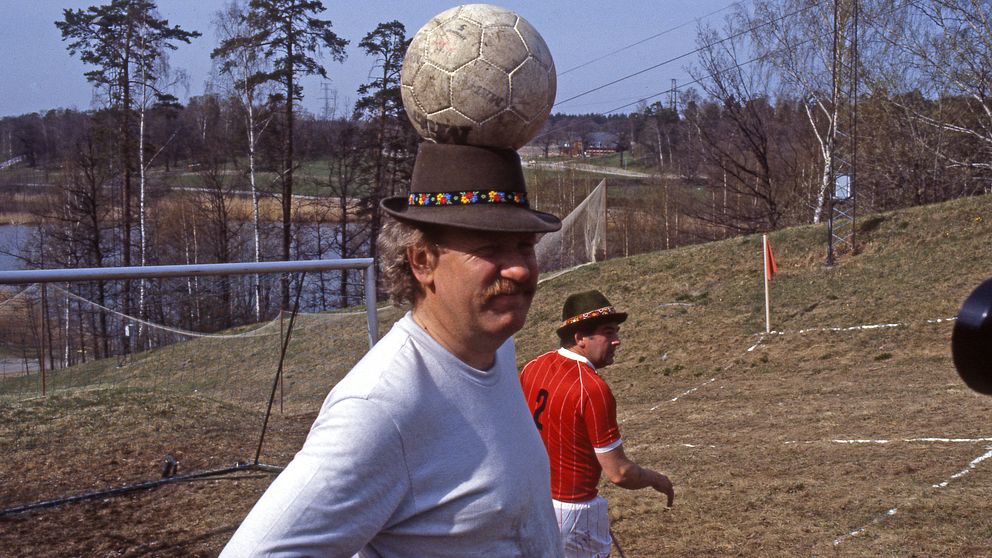 Nöjesmassakern 1985 – Skolmen med hatt och fotboll på huvudet