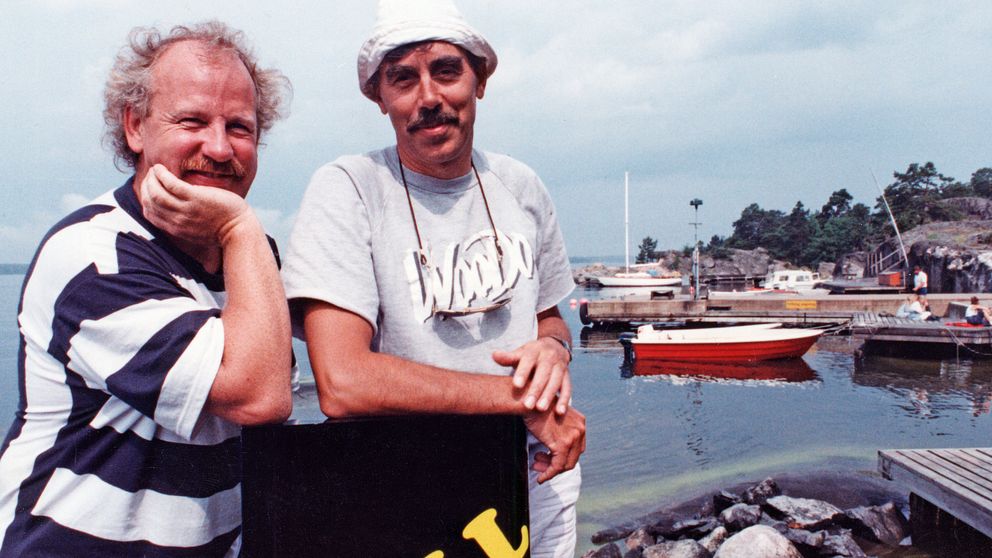 Jon Skolmen (t.v.) och Lasse Åberg under en inspelningspaus av filmen SOS – En segelsällskapsresa från 1988