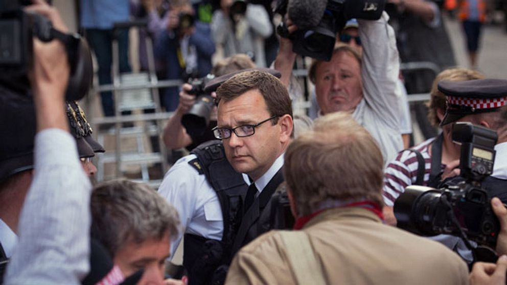 Andy Coulson på väg in till rätten för några timmar sedan. Han dömdes till 18 månaders fängelse.