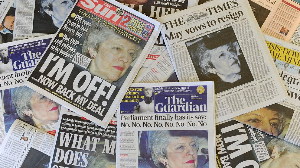 Brittiska tidningar med förstasidorna täckta av Theresa Mays ansikte och olika rubriker.