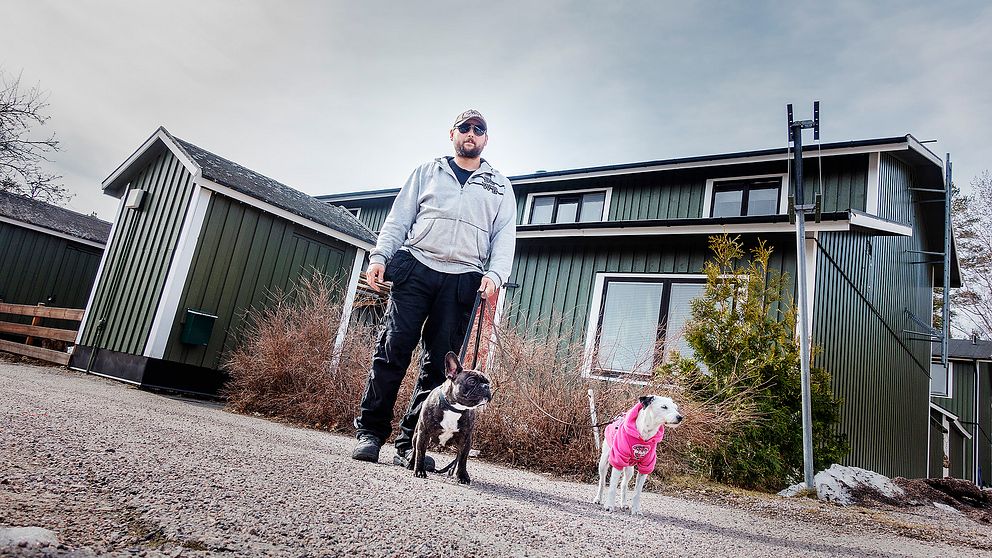 Kenny Dannberg med sina två hundar på promenad på Vallhov i Sandviken.