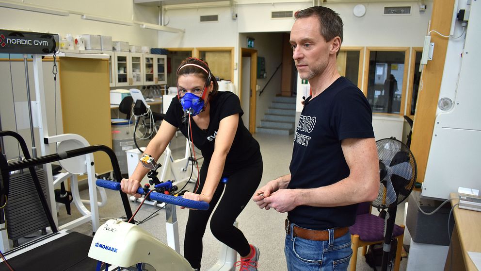 SVT-reportern Malin Gotlin på cykeln och bredvid Mattias Folkesson, universitetsadjunkt på Örebro universitet.