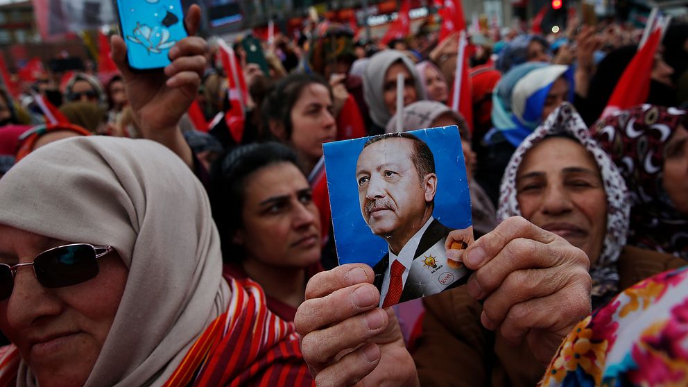 Erdogans supportrar väntar på honom i Istanbul.