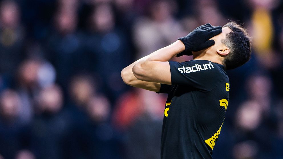 AIK:s Tarik Elyounoussi deppar i krysset mot Östersund.