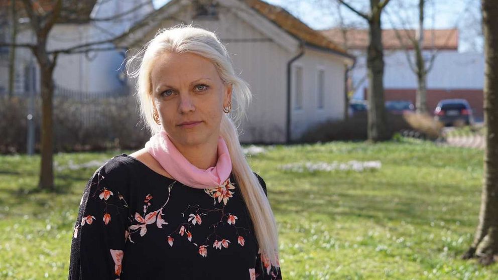 blond kvinna i blommig tröja