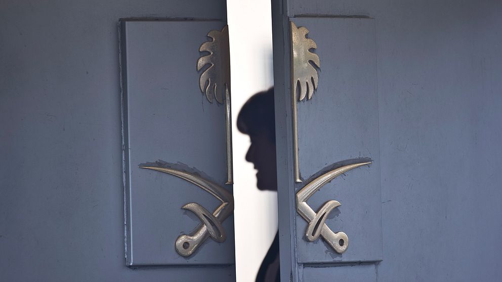 En dörr med det saudiska sigillet står på glänt.