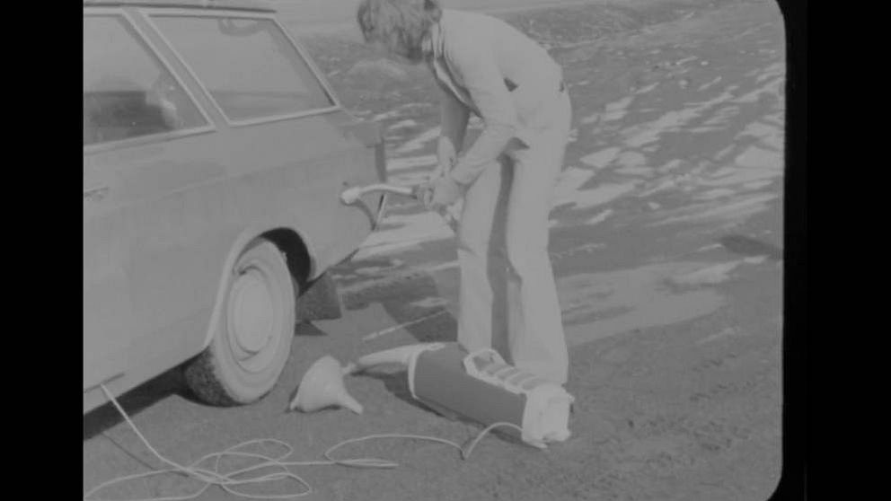 Återvinning av avgaser till bensin med en dammsugare – ett aprilskämt i SVT 1975.