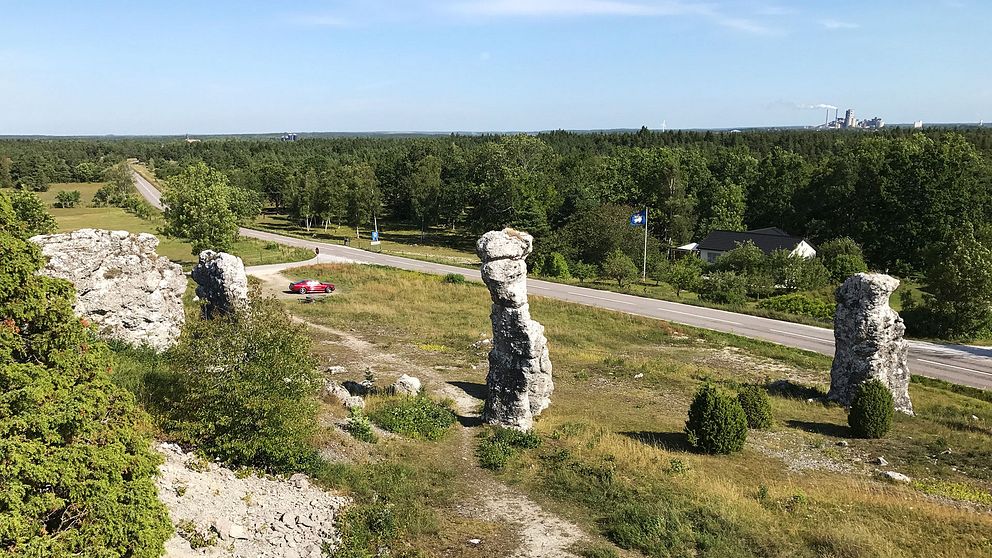 Landsväg och raukar på Gotland utanför Slite.