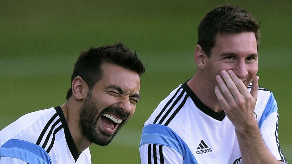 Glada VM-spelare. Argentinas Lionel Messi (t.h.) och Ezequiel Ivan Lavezzi (t.v.)