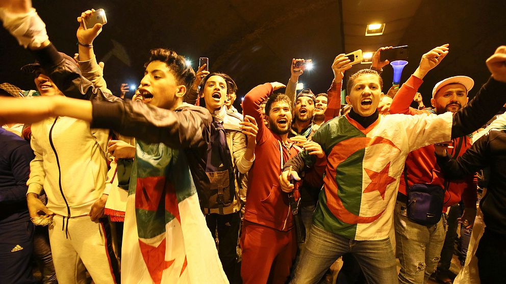 Många firade på gatorna när det stod klart att Bouteflika avgår.