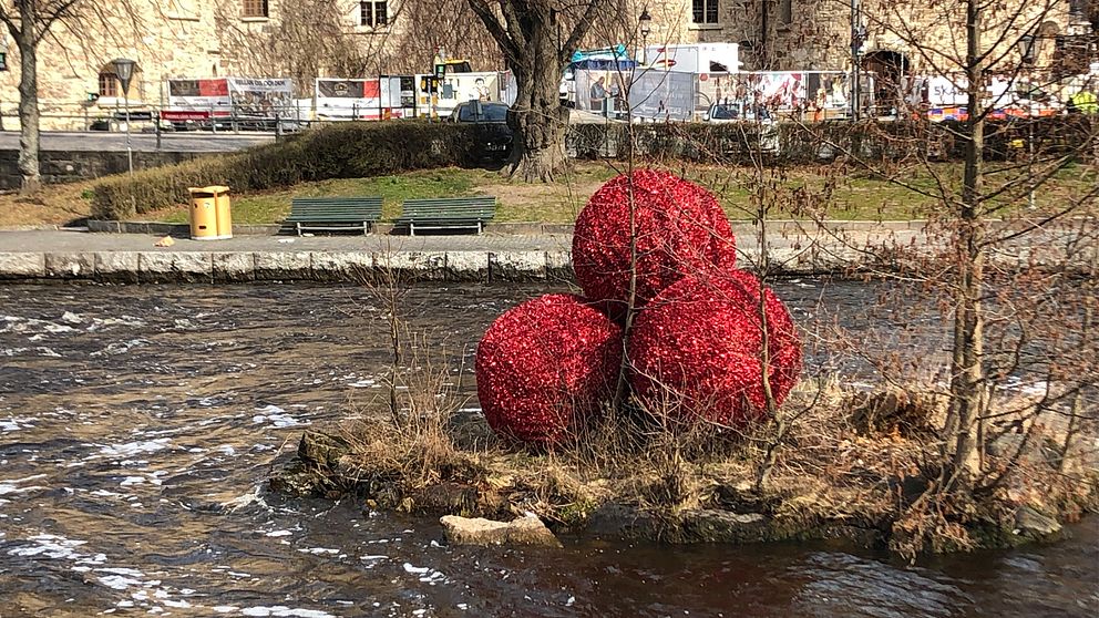 Tre röda julkulor ligger kvar i Svartån intill Örebro slott, trots att vi redan är inne i april.