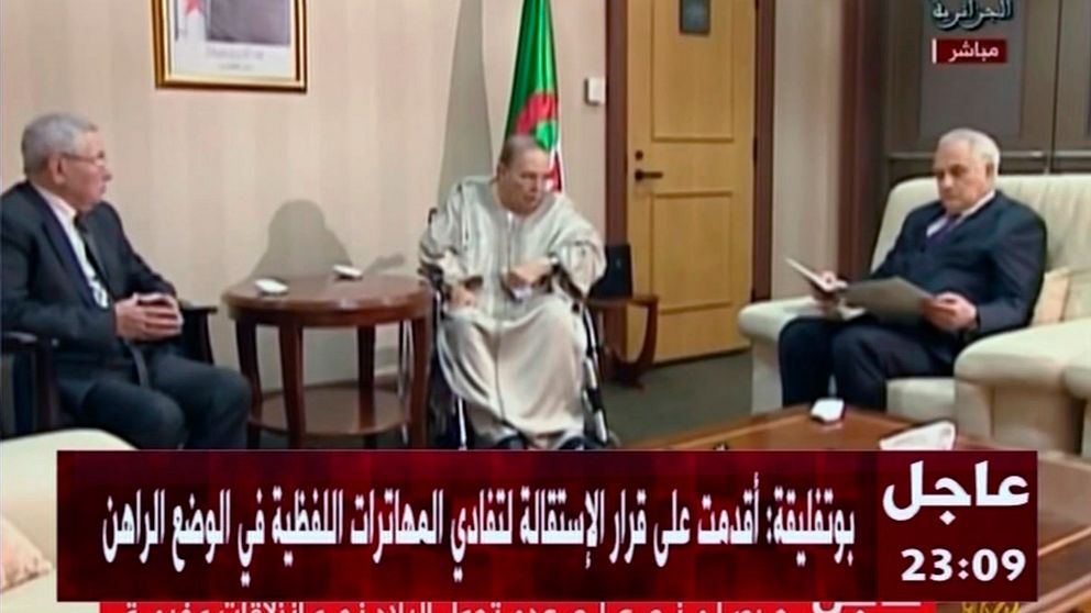 ilder i statlig tv visar hur Bouteflika, sittandes i en rullstol, lämnar över vad som uppges vara hans entledigande från posten som landets president.