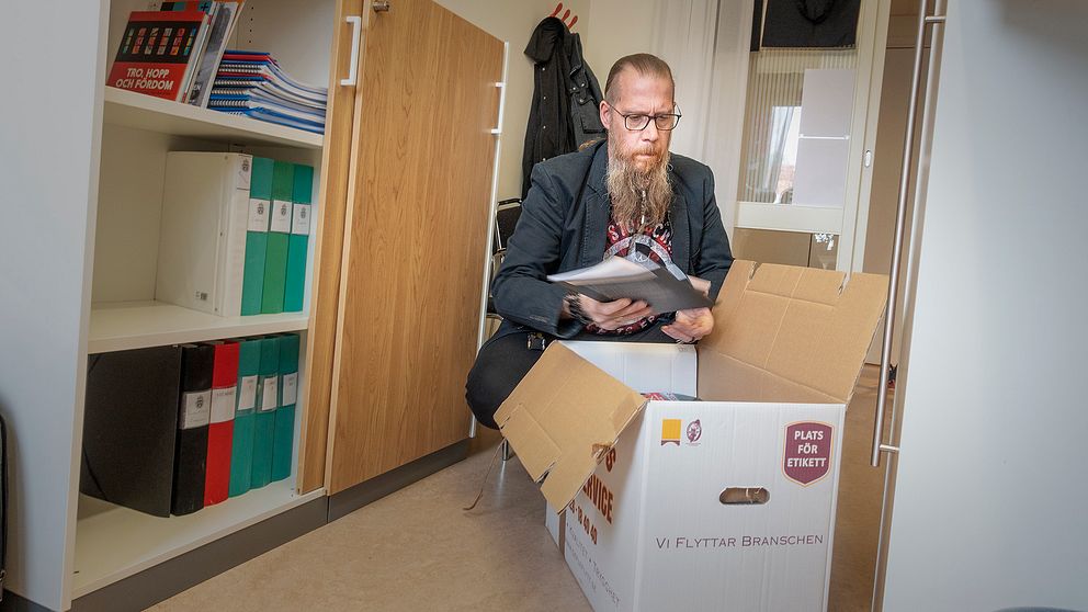 Magnus Ljung, Gävles samordnare för hedersvåld för våldsbejakande extremism, packar ned sitt arbetsmaterial i flyttkartonger eftersom hans projektanställning tar slut.