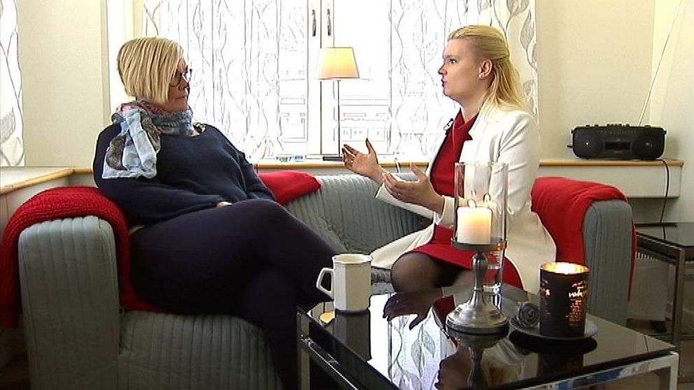 två kvinnor sitter och pratar i en soffa på kontor
