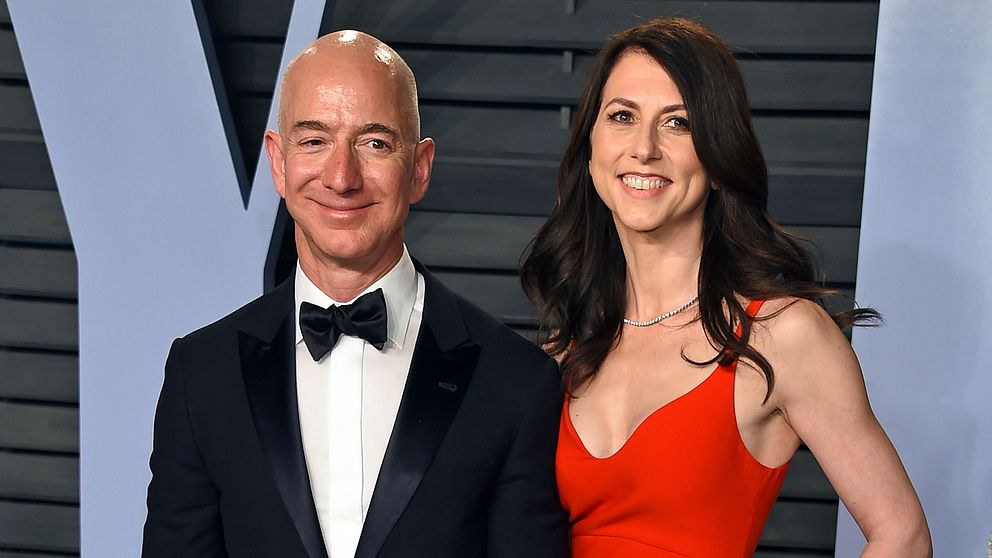 Ex-paret Bezos förblir världens rikaste man och världens tredje rikaste kvinna efter skilsmässan.