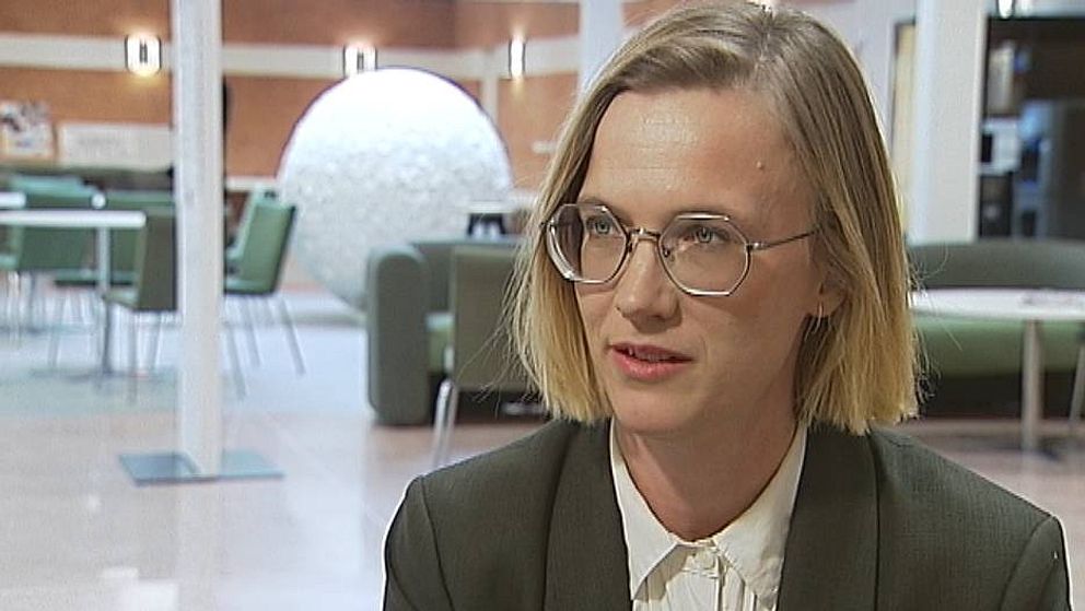 Intervjubild på Frida Molander, åklagare i Östersund. Blond kvinna med stålbågade glasögon
