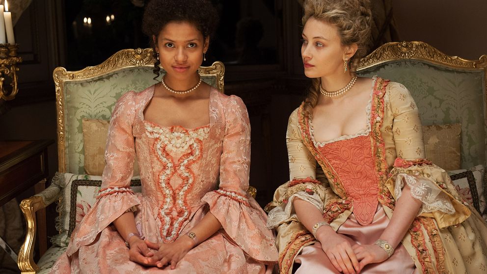 Scen ur brittiska filmen Belle om en oäkta dotter som föds in i överklassen på slutet av 1700-talet.