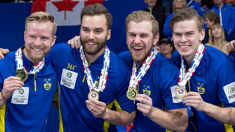 Niklas Edin, Oskar Eriksson, Rasmus Wranaa och Christoffer Sundgren håller upp sina guldmedaljer.