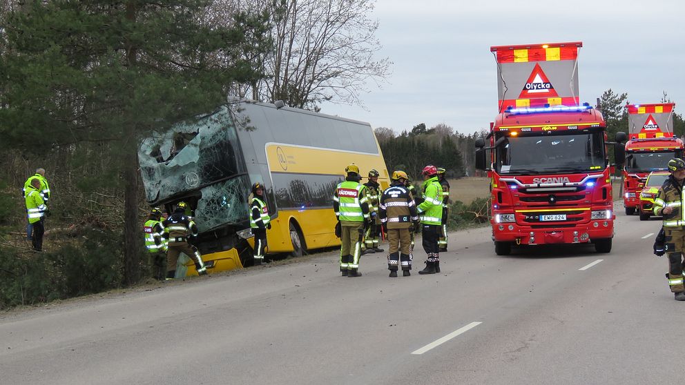 Flera passagerare var ombord när bussen som var på väg mot Uppsala välte.