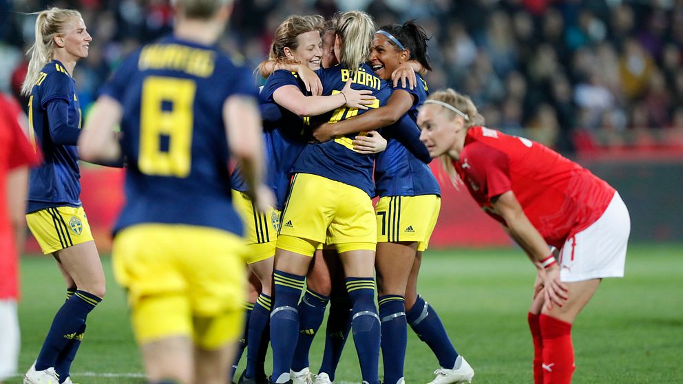 Svenskt jubel efter Nathalie Björns 2-0-mål.