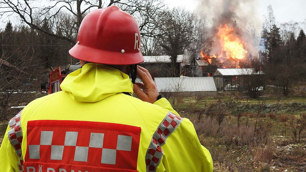 Räddningstjänsten, polis och ambulans larmades vid klockan 08.30 till en brand i en villa utanför Horn i Kinda kommun.