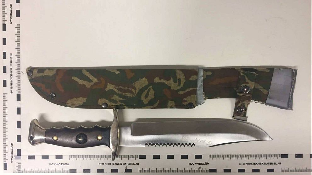 Bild på jaktkniv och kamouflagefärgad slida till kniven