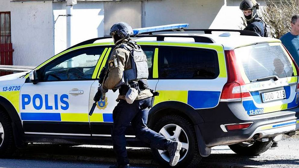 Beväpnad polis på plats sedan en ung man med vapen observerats på Hörnösands gymnasium den 10 april.