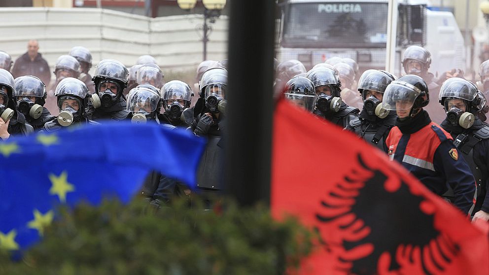 Poliser och flaggor i Albanien.