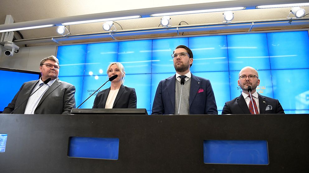 Sverigedemokraternas Peter Lundgren, Jessica Stegrud, partiledare Jimmie Åkesson och Charlie Weimers under en pressträf i riksdagen.