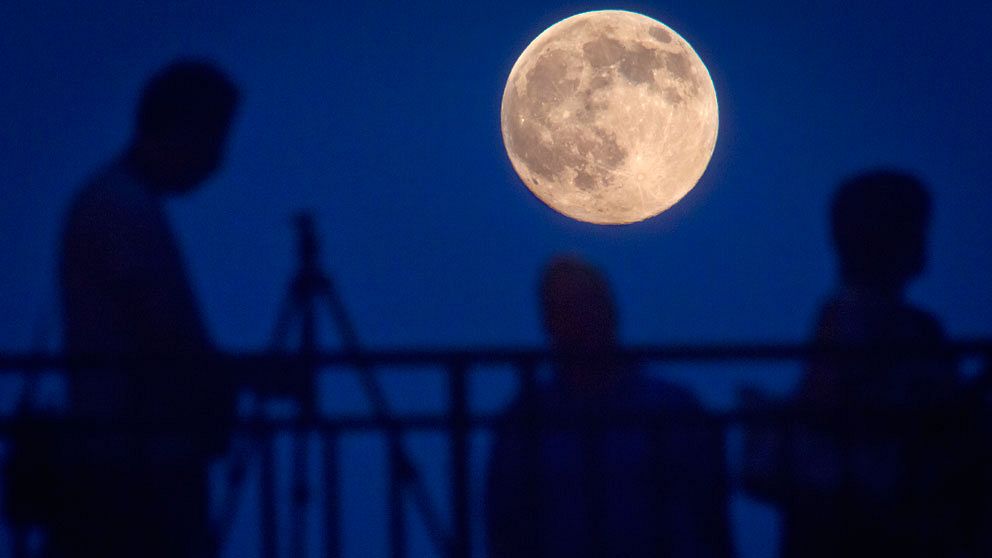 Många ville fota den vackra månen. Här syns den från Manhattan i New York.