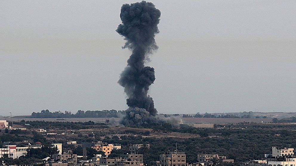 Rök stiger från Gaza efter en Israelisk flygattack under lördagen.