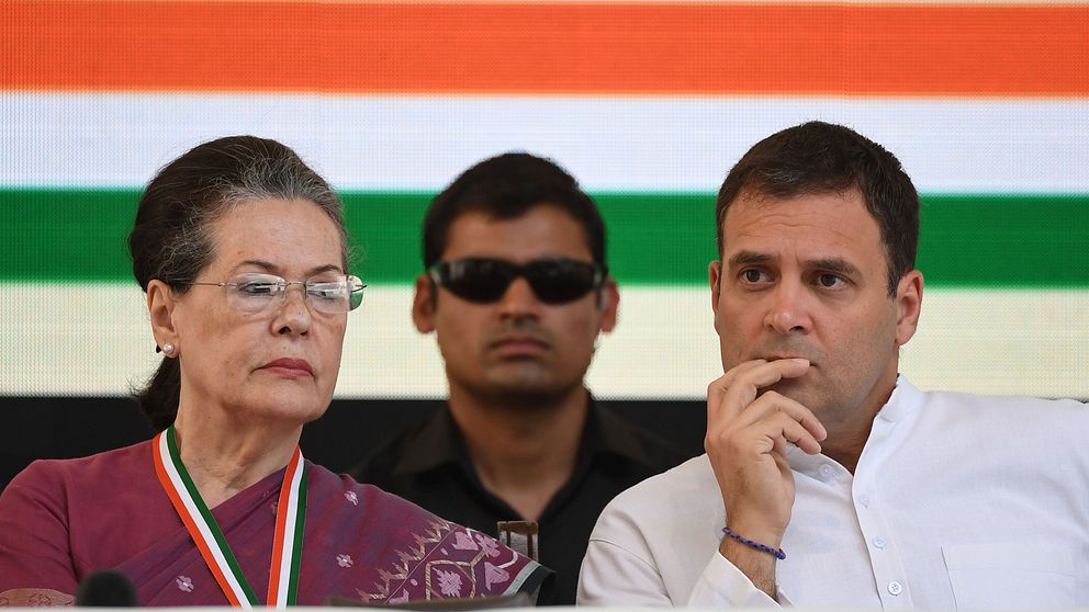 Kongresspartiets ledare Rahul Gandhi (t.h) och hans mor Sonia Gandhi (t.v). Hon har varit ledare för Kongresspartiet och är änka efter den mördade premiärministern Rajiv Ghandi.