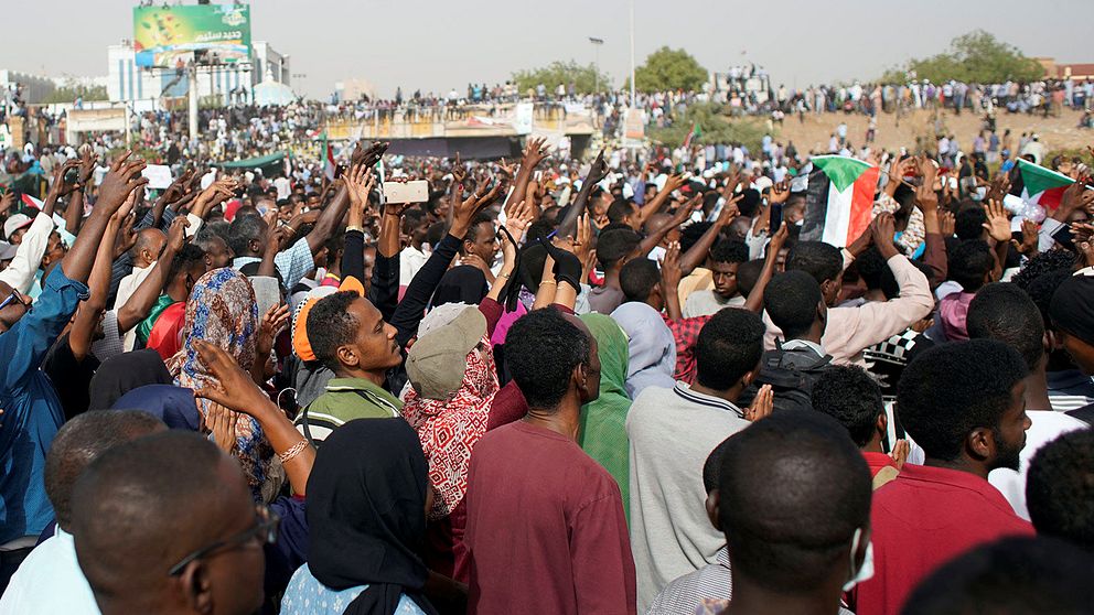 Tusentals sudaneser demonstrerar utanför försvarets högkvarter i Khartoum.