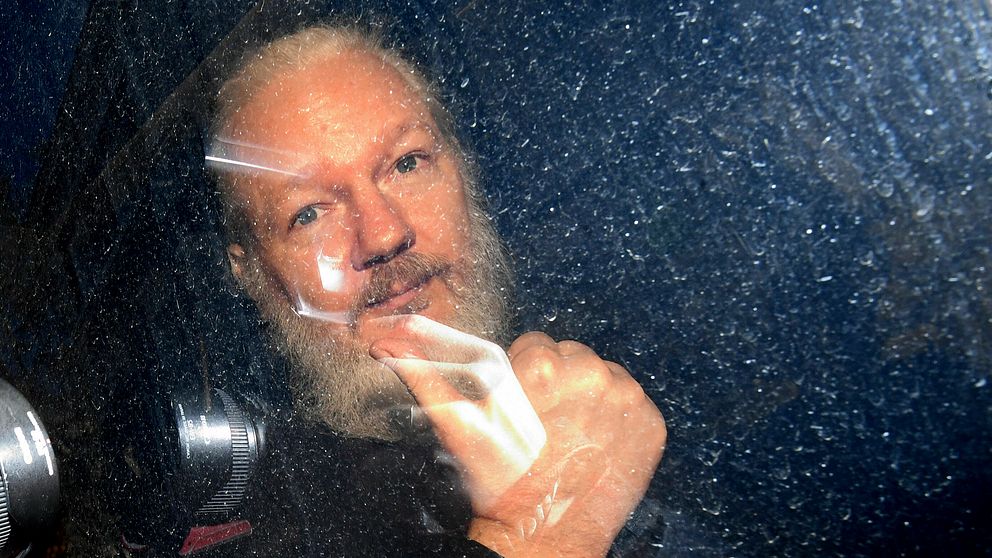 Julian Assange gestikulerade när han anlände till domstolen Westminster Magistrates' Court i London.