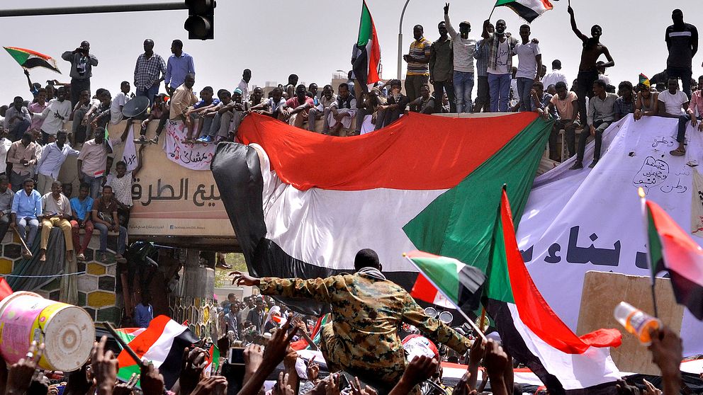 Demonstranter efter beskedet om att Omar al-Bashir gripits av militär.