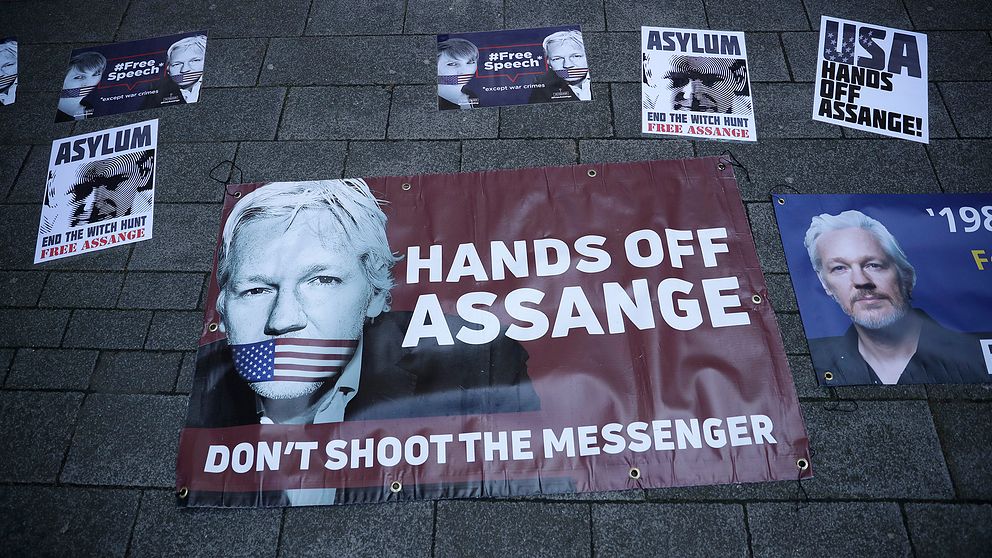 Banderoller till stöd för Julian Assange med budskap som ”USA, rör inte Assange”.