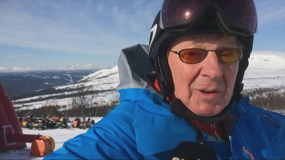 Lennart Ekstedt, svart hjälm och har fjällen i Åre som bakgrund.