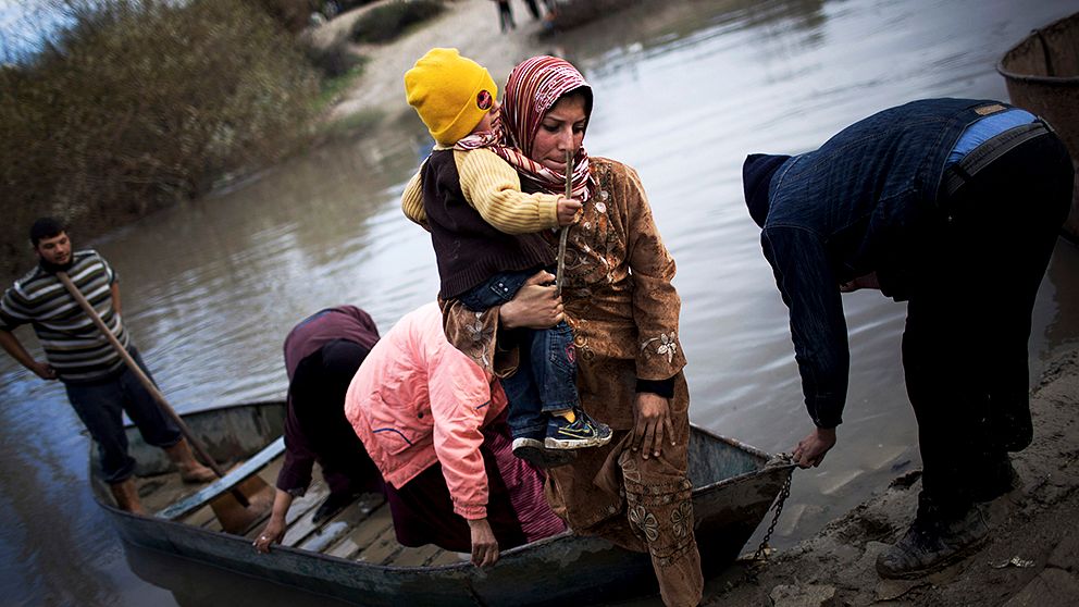 Syriska flyktingar vid gränsen till Turkiet.