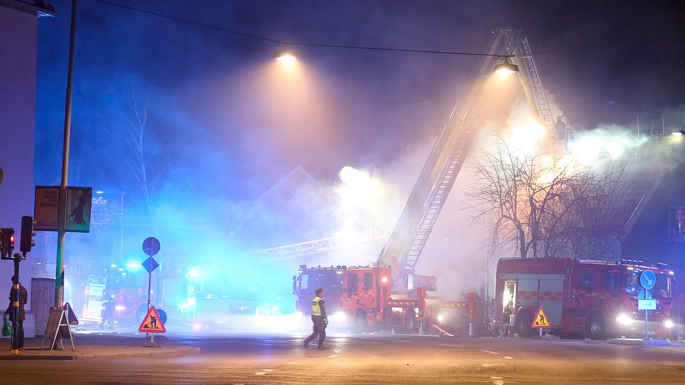 Räddningstjänsten som arbetar med att få kontroll på branden i parhuset i Bromma.