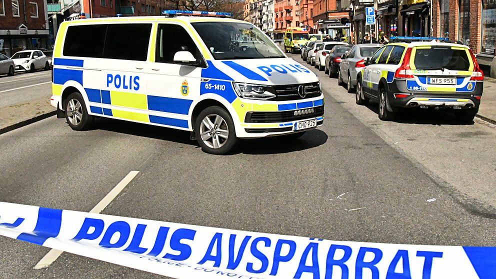 En stor polisinsats pågår innanför avspärrningarna på Bergsgatan i Malmö efter en misstänkt skottlossning.