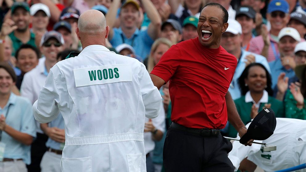 Tiger Woods firar sin 15:e majorseger.