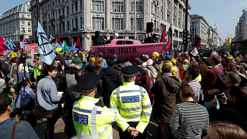 Klimataktivister blockerar gatan vid Oxford Circus i London.